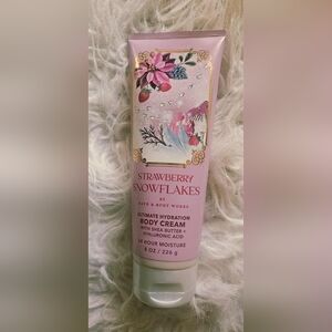 BATH & BODY WORKS STRAWBERRY SNOWFLAKES BODY CREAM